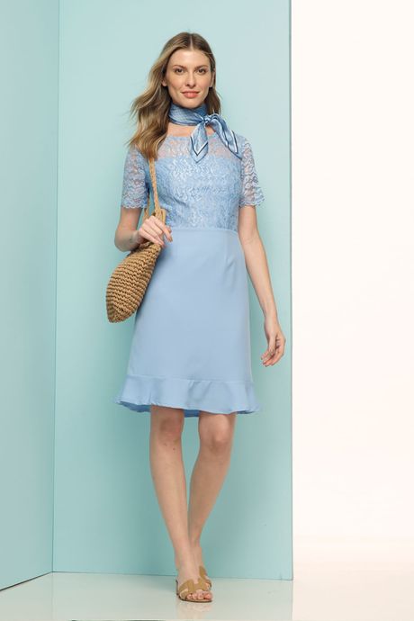 vestido de renda com saia plissada