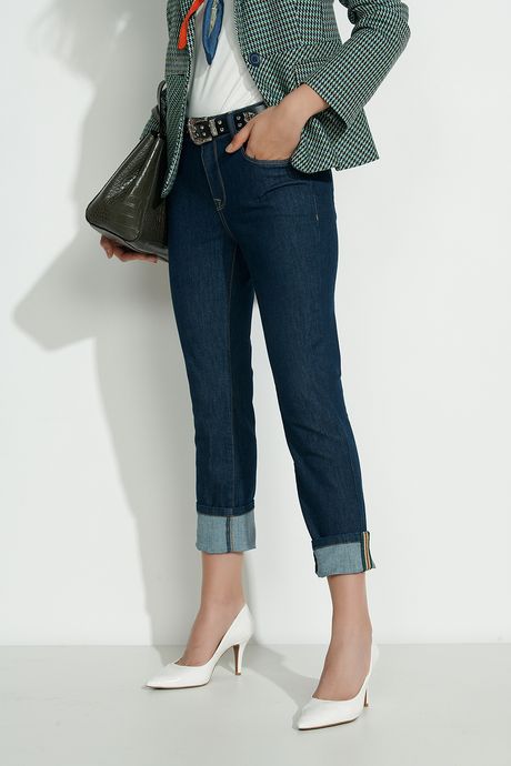 calça jeans com a barra virada
