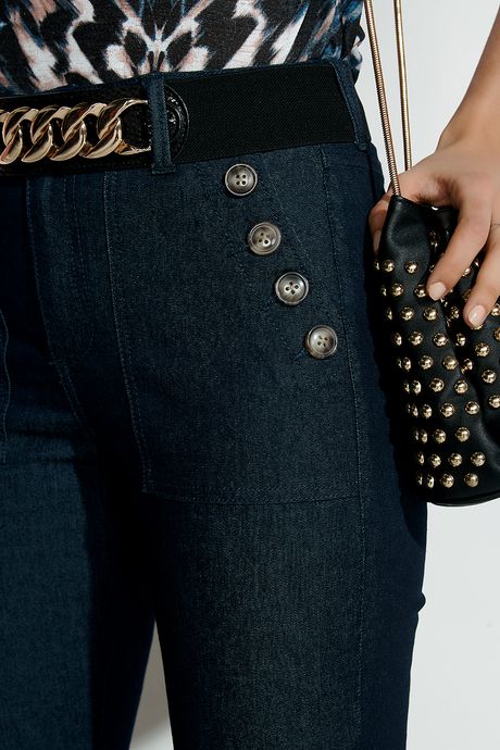 calça jeans com botões na frente