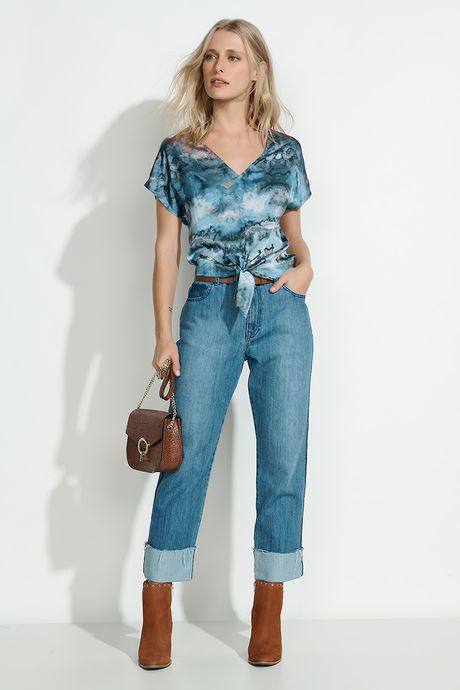 calça jeans com a barra virada